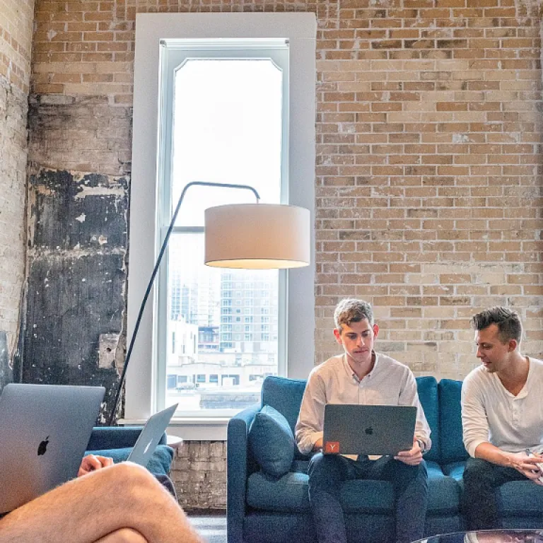 Comment une agence google shopping transforme la visibilité des médias en ligne